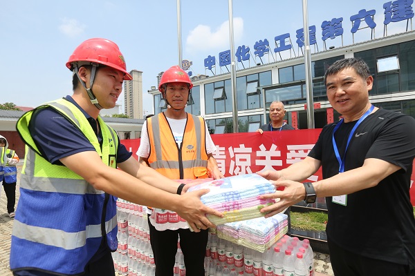 烈日炎炎！襄州区人民医院赴建筑工地送清凉