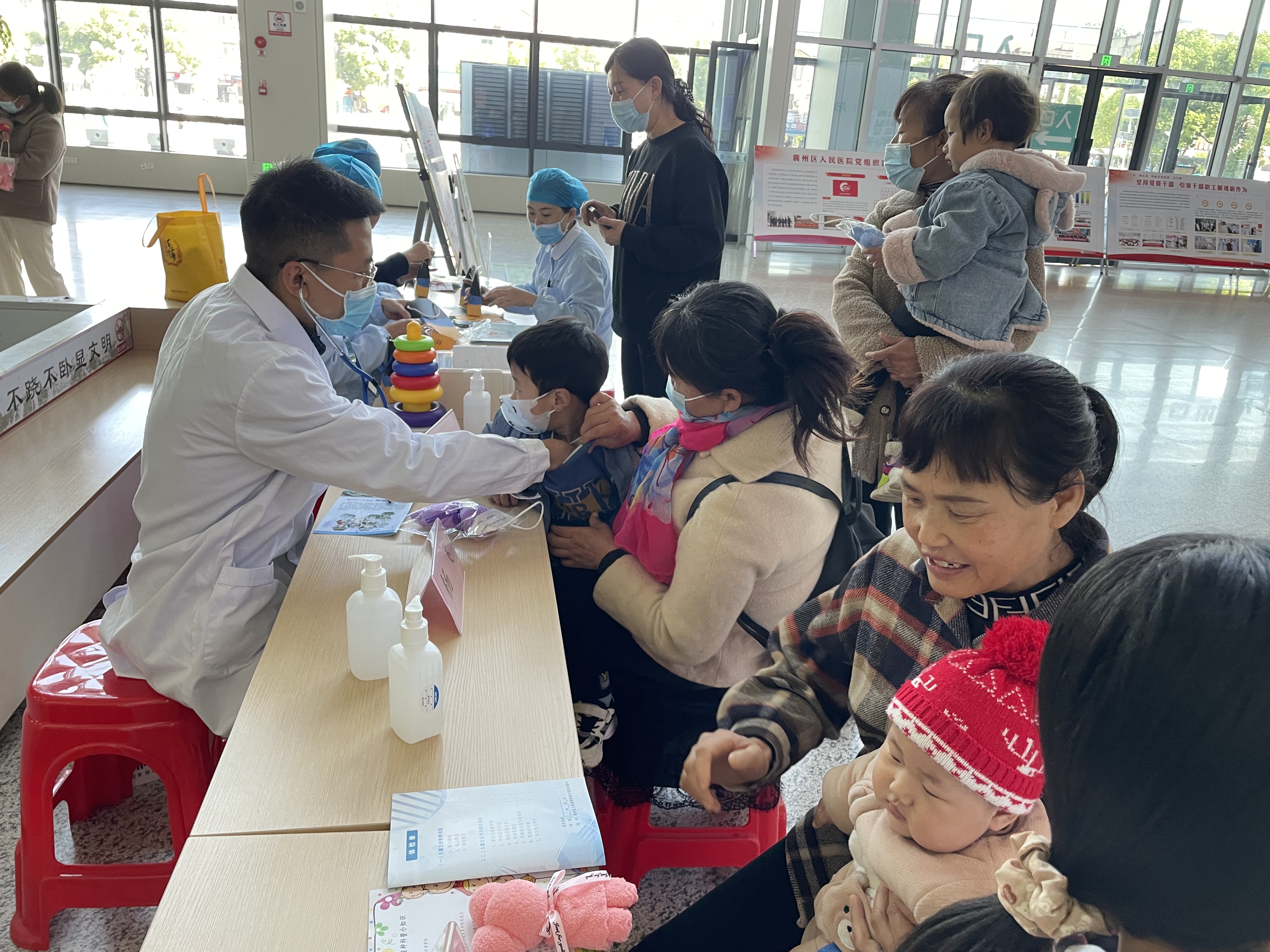 襄州区人民医院开展“全国儿童预防接种日”义诊活动 襄州区人民医院开展“全国儿童预防接种日”义诊活动