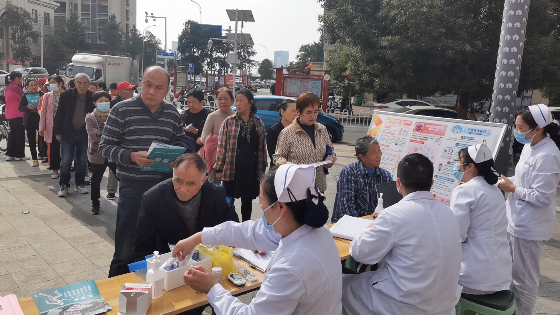 襄州区人民医院骨科联合肖湾社区开展大型义诊活动 襄州区人民医院骨科联合肖湾社区开展大型义诊活动