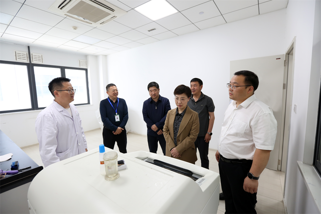 王芳调研襄州区数智化病理服务体系建设试点工作