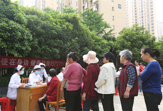 我院举办“天使在身边 健康伴我行”护士节主题义诊活动