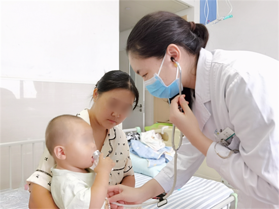 【中新网】十年磨一剑 襄阳医师张一曲以精湛医术守护患儿安康