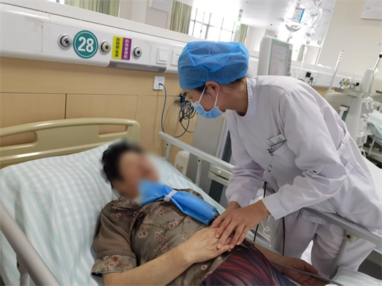 与患者沟通交流.jpg 与患者沟通交流.jpg