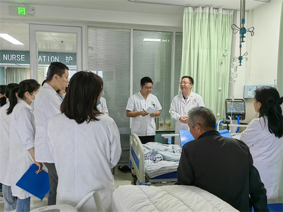 胡主任教学查房.jpg 胡主任教学查房.jpg