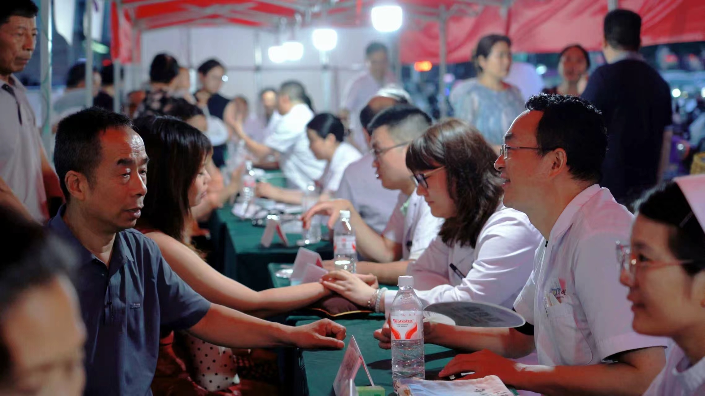 学习强国 | 湖北襄州：“健康夜市”温暖启幕 党员医生街头为民送健康